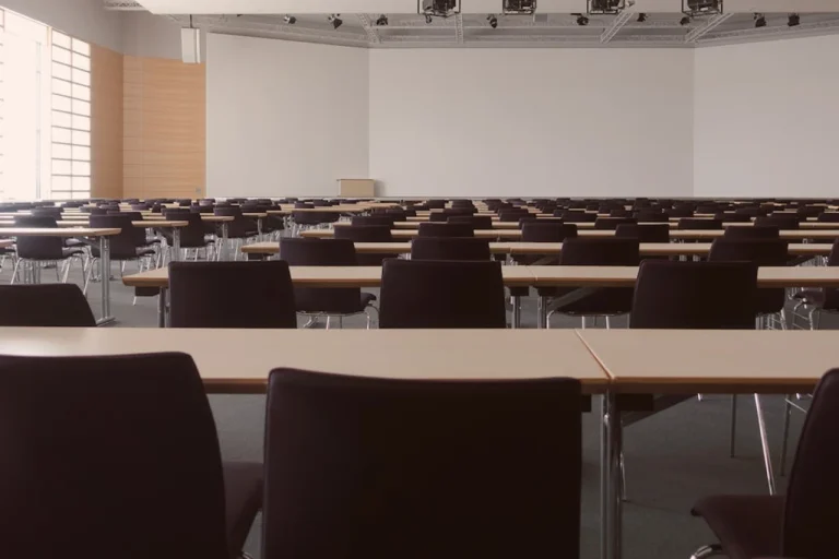Mudanza de academias en Madrid con protección de equipos educativos.