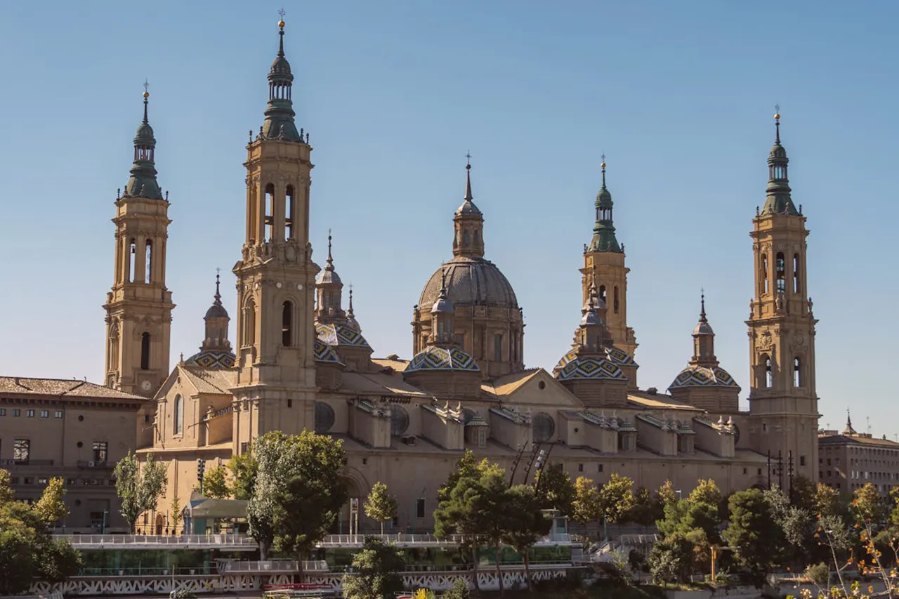 Mudanzas Madrid-Zaragoza con servicios personalizados para hogares y empresas.