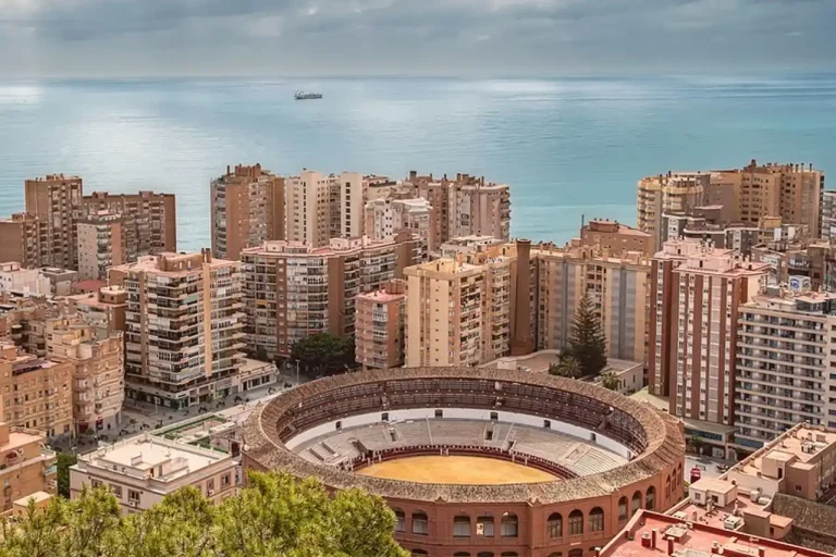 Mudanzas Málaga-Madrid con Movexperts.es: Servicio profesional y seguro.