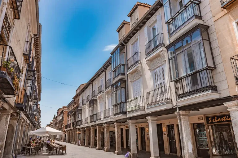 Mudanzas en Alcalá de Henares con Movexperts.es, transporte seguro y eficiente.