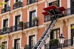 Mudanzas en Madrid Movexperts. Mudanzas para particulares y mudanzas para empresas. Elevadores de muebles en Madrid.